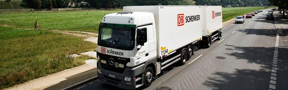 DB Schenker Lkw mit Wechselaufbauten in Dresden unterwegs