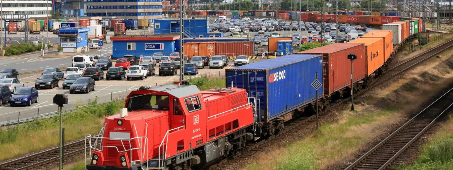 Eine Gravita der Baureihe 261 rangiert mit einen langen Containerzug im HHLA Containerterminal Burchardkai.