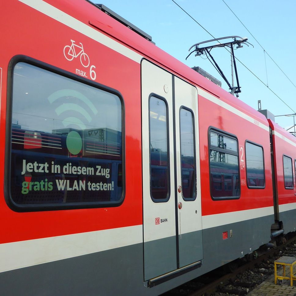 WLAN im Regionalverkehr: Regiozug mit WLAN-Symbol