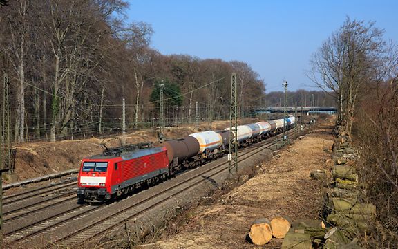 Güterzug fährt über die Gleise