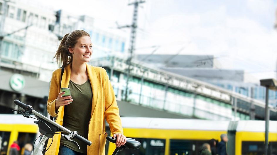 eine Frau mit Smartphone in der Hand