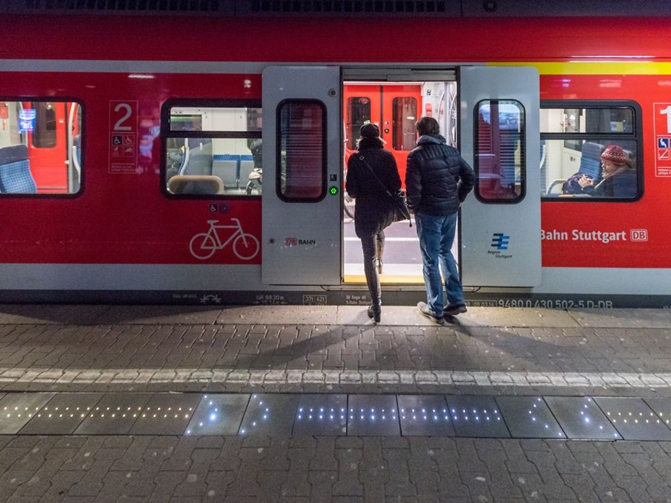 Test der ersten Version der leuchtenden Bahnsteigkante in Bad Cannstatt