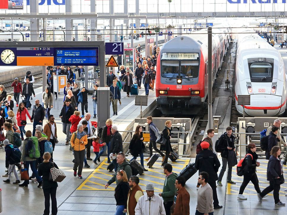 Zahlreiche Fahrgäste in der Hauptverkehrszeit am Münchener Hauptbahnhof