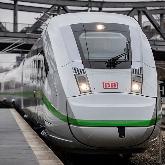 ICE 4 mit grünem Streifen als Symbol für die grüne Bahn