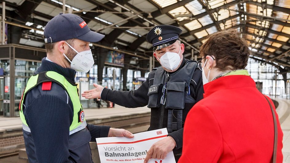 Die Präventionsteams der DB und die Bundespolizei informieren Fahrgäste direkt und persönlich.