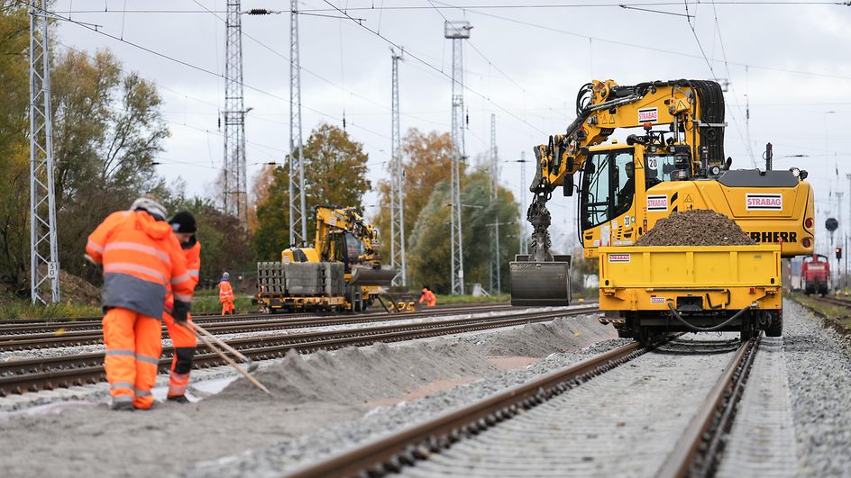 Bauarbeiten am Kabelkanal entlang der Gleise