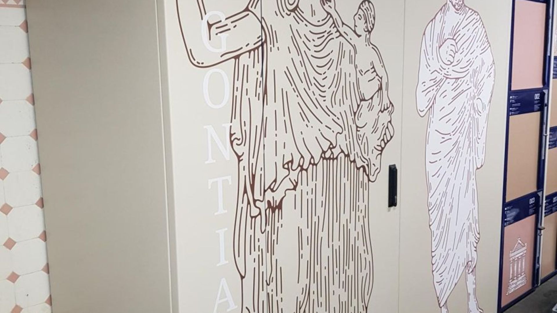 Bhf Mainz Römisches Theater: Gestaltung mit lokalen Motiven