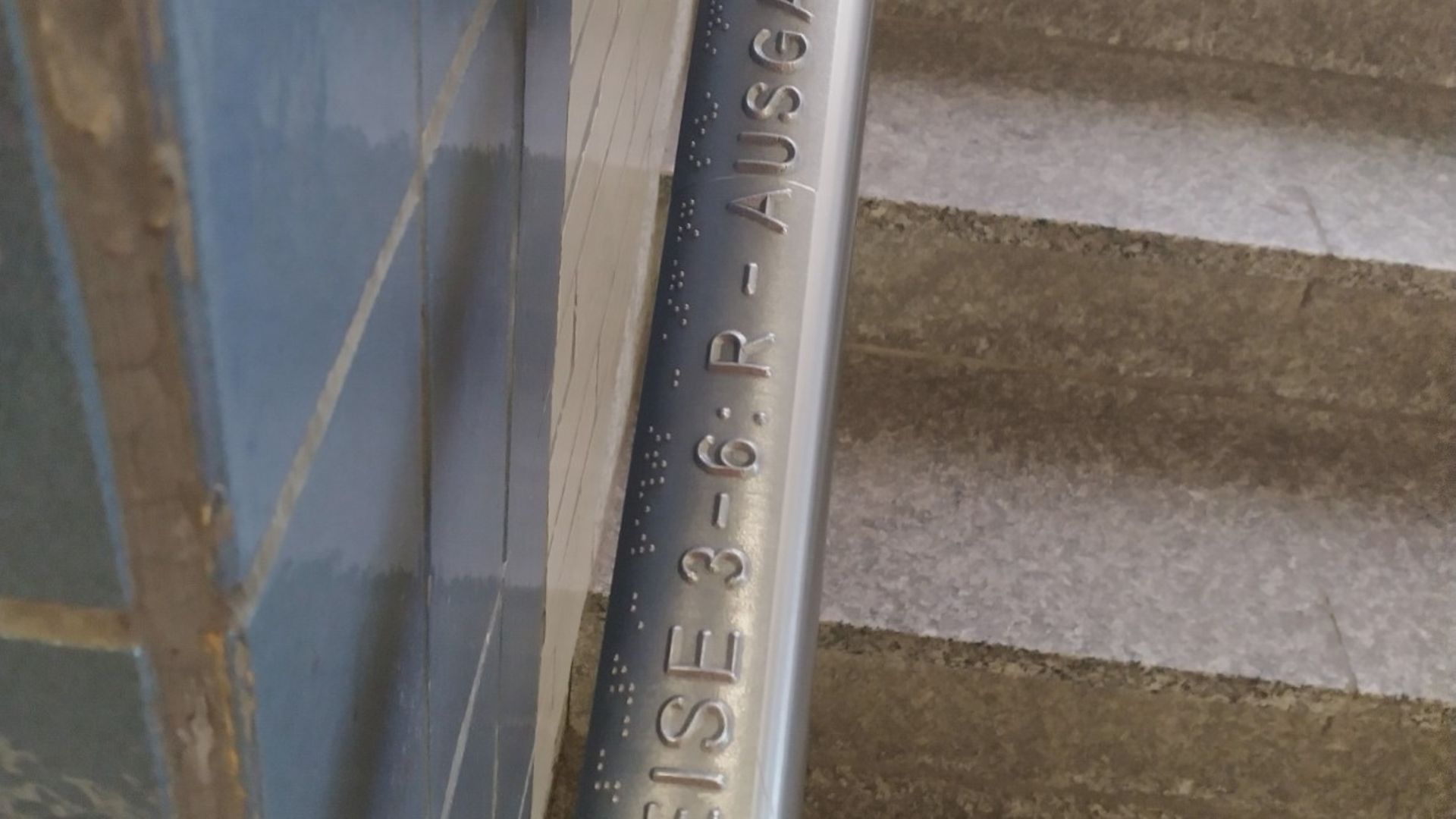 Gera Hbf – neue Handlaufschilder mit Braille- und Prismenschrift