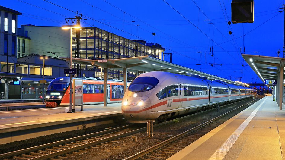 ICE und Regionalexpress im Bahnhof