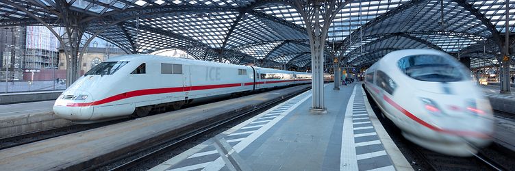 Der Blick auf die Bahnsteige des Bahnhofs Köln Hauptbahnhof im Regionalbereich West