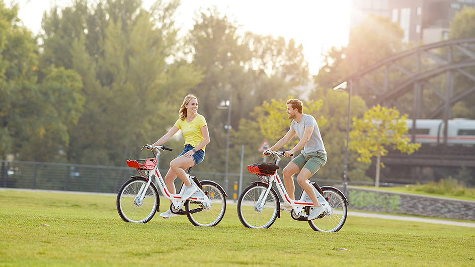 ein Mann und eine Frau fahren auf einem Fahrrad von Call a Bike