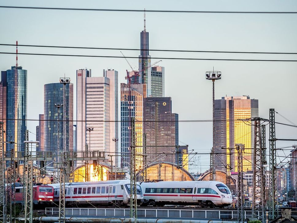 Frankfurt am Main Skyline mit Zügen der DB