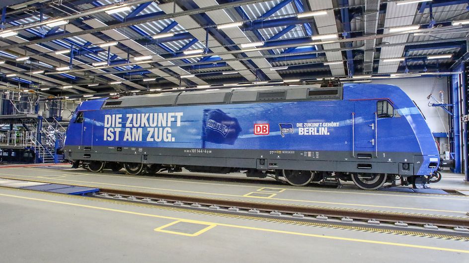 Eine Lok mit Hertha BSC-Branding und dem Schriftzug "Die Zukunft ist am Zug".