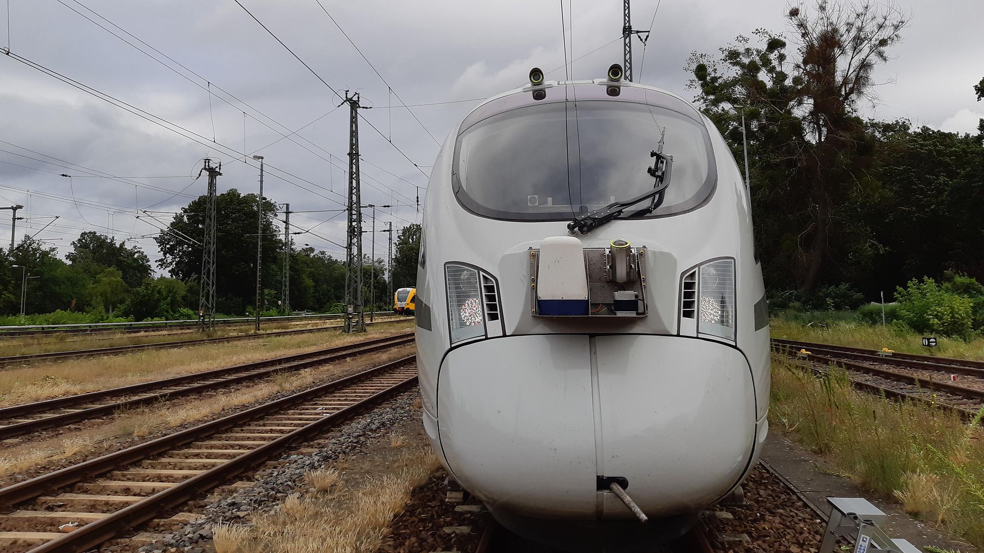 Sensor setup for environment perception at the front of the train