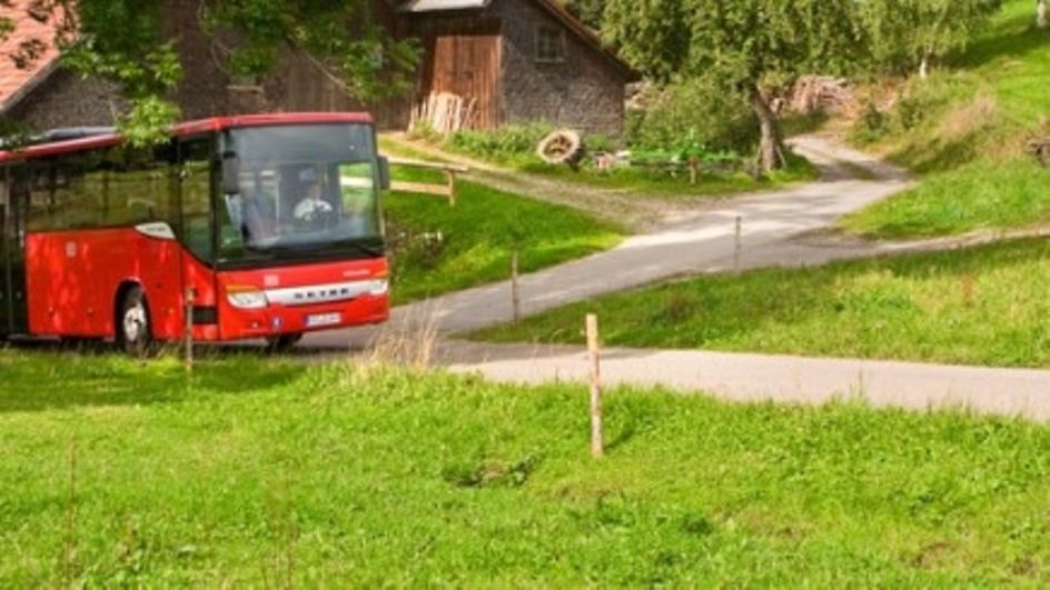 Bus auf Landstraße unterwegs