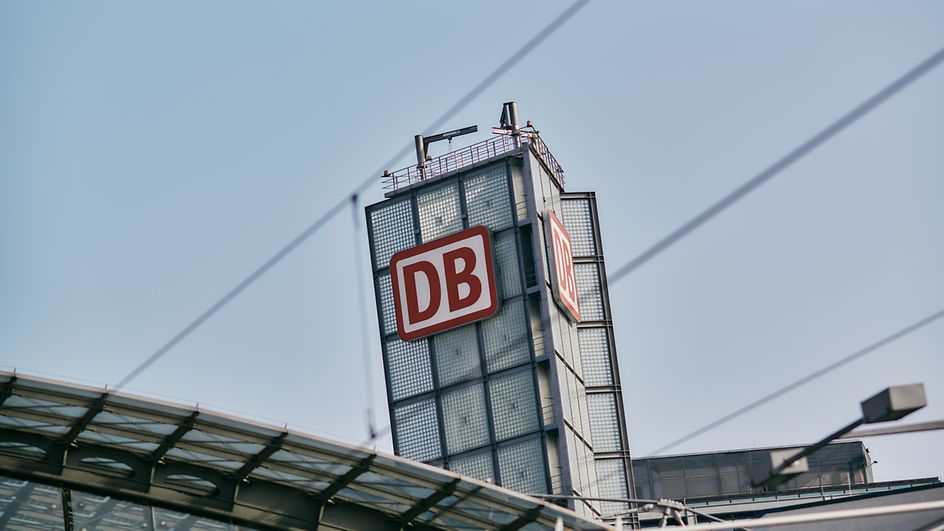 DB Logo am Berliner Hauptbahnhof