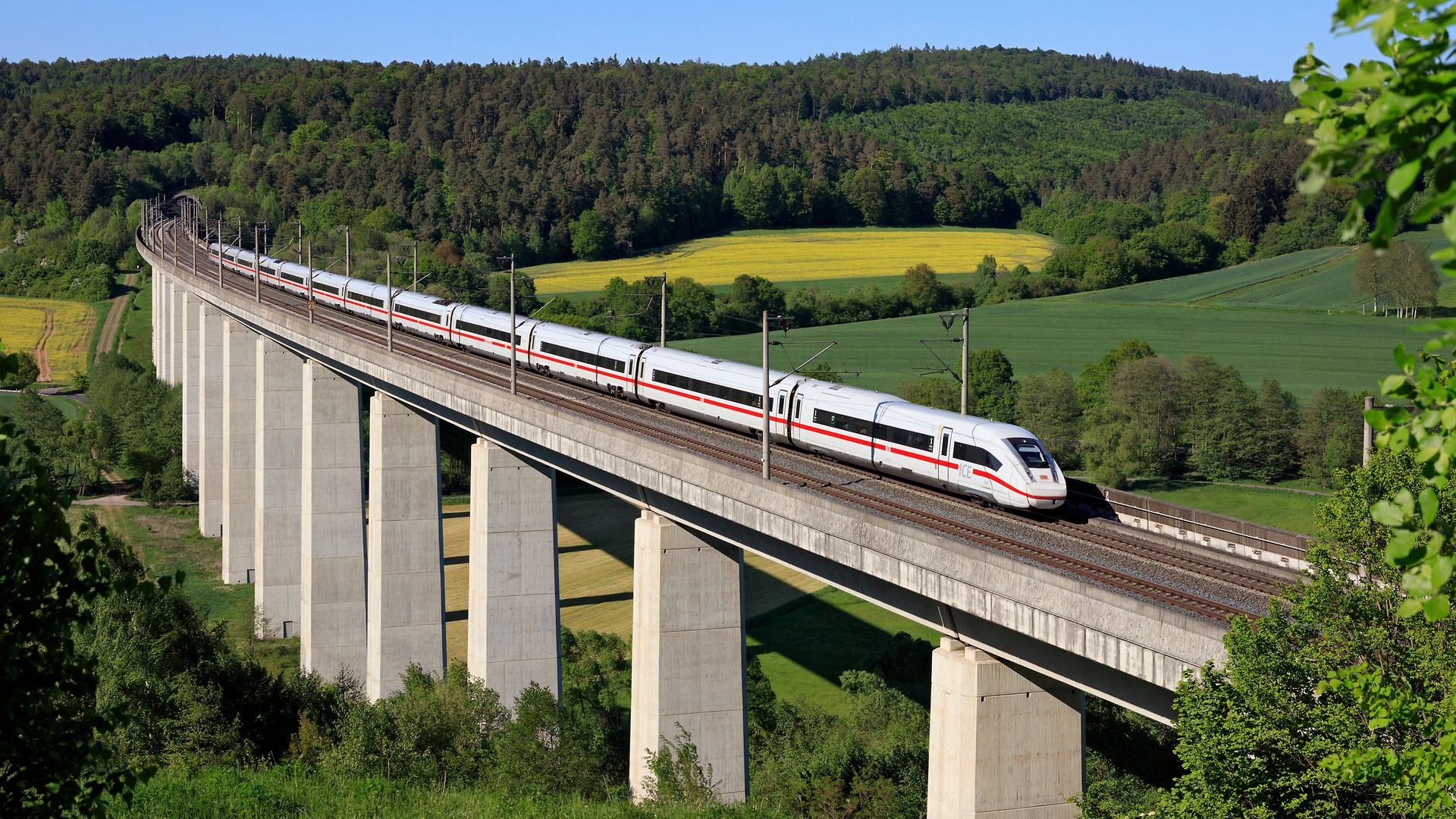 ICE 4 auf einer Brücke