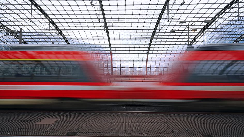 Berlin Hbf - RE in Bewegung