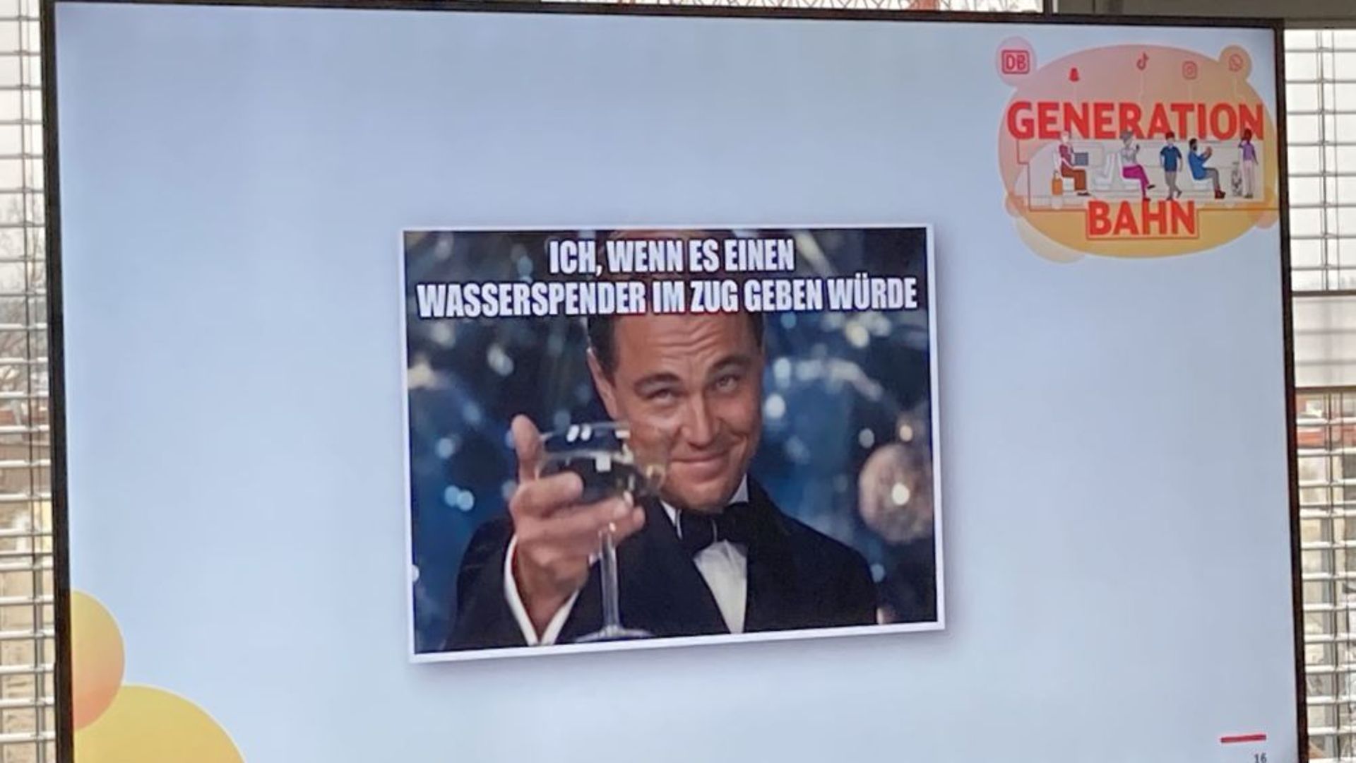 Memes werden auf einem Bildschirm gezeigt