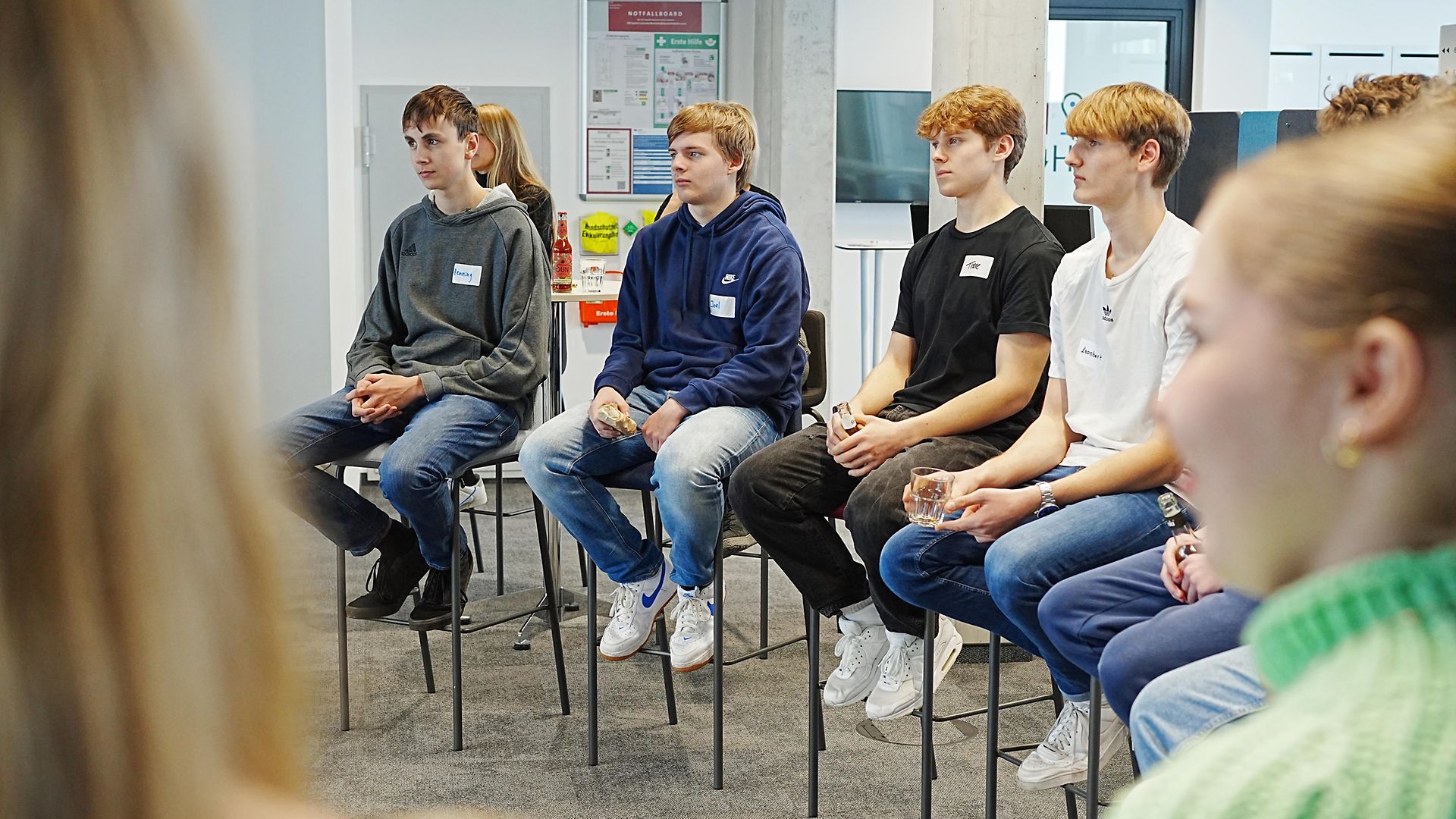 Schüler:innen im Stuhlkreis