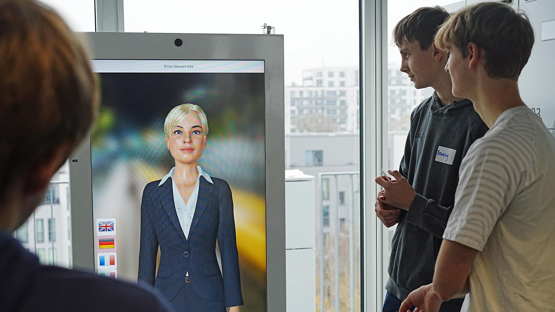 Schüler schauen sich eine Digitalpräsentation an