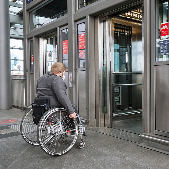 Rollstuhlfahrer vor Aufzug
